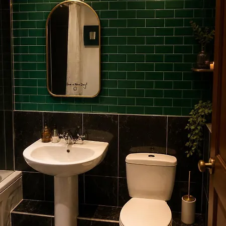 Modern Double Room With Private Bathroom In Host'S Dublin Apartment Vendégház
