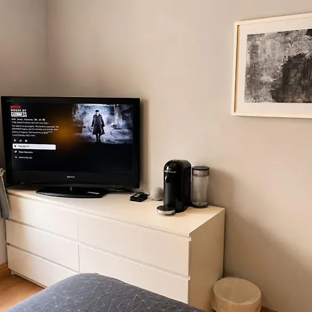 Modern Double Room With Private Bathroom In Host'S Dublin Apartment 3*