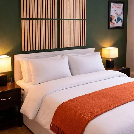Modern Double Room With Private Bathroom In Host'S Dublin Apartment 3*